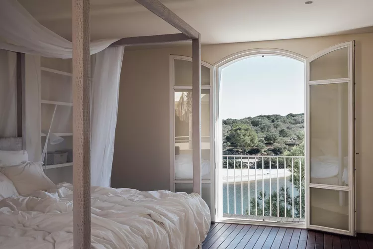 Minimalist Canopy Bed